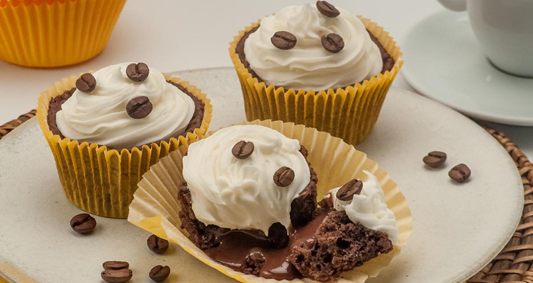 Imagem de Cupcake de Cafe com Chantilly e graos de cafe
